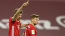 Pemain Bayern Munchen Joshua Kimmich (kanan) merayakan bersama Thomas Mueller usai mencetak gol ke gawang Bayer Leverkusen pada pertandingan Bundesliga di Stadion Allianz Arena, Munchen, Jerman, Selasa (20/4/2021). Bayern Munchen menang 2-0. (AP Photo/Matthias Schrader, Pool)