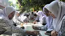 Sejumlah siswi bermain saat peringatan Hari Belajar di Luar Kelas atau Outdoor Classroom Day (OCDay) di SMAN II Serpong, Kota Tangerang Selatan, Kamis (1/11). OCDay dilaksanakan serentak di sekolah-sekolah di dunia dan juga Indonesia. (Liputan6.com/Iwan)