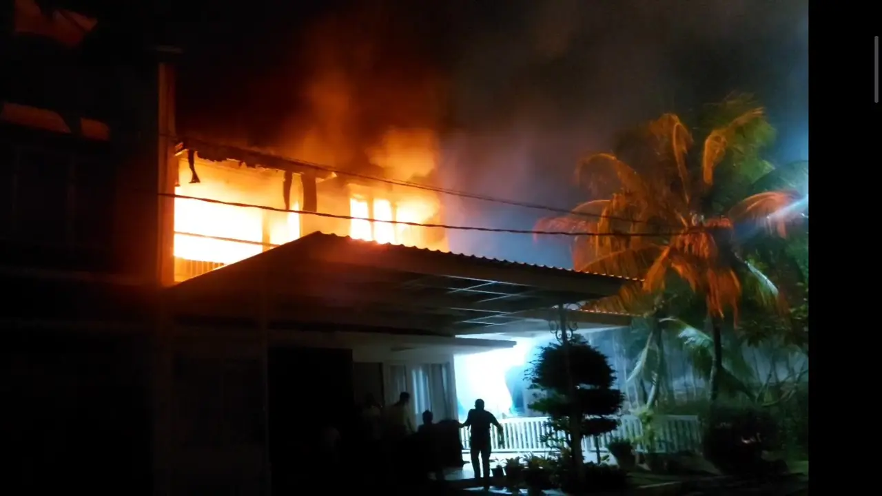 Kobaran api melalap rumah mewah di Bandar Lampung. Foto: (Istimewa)