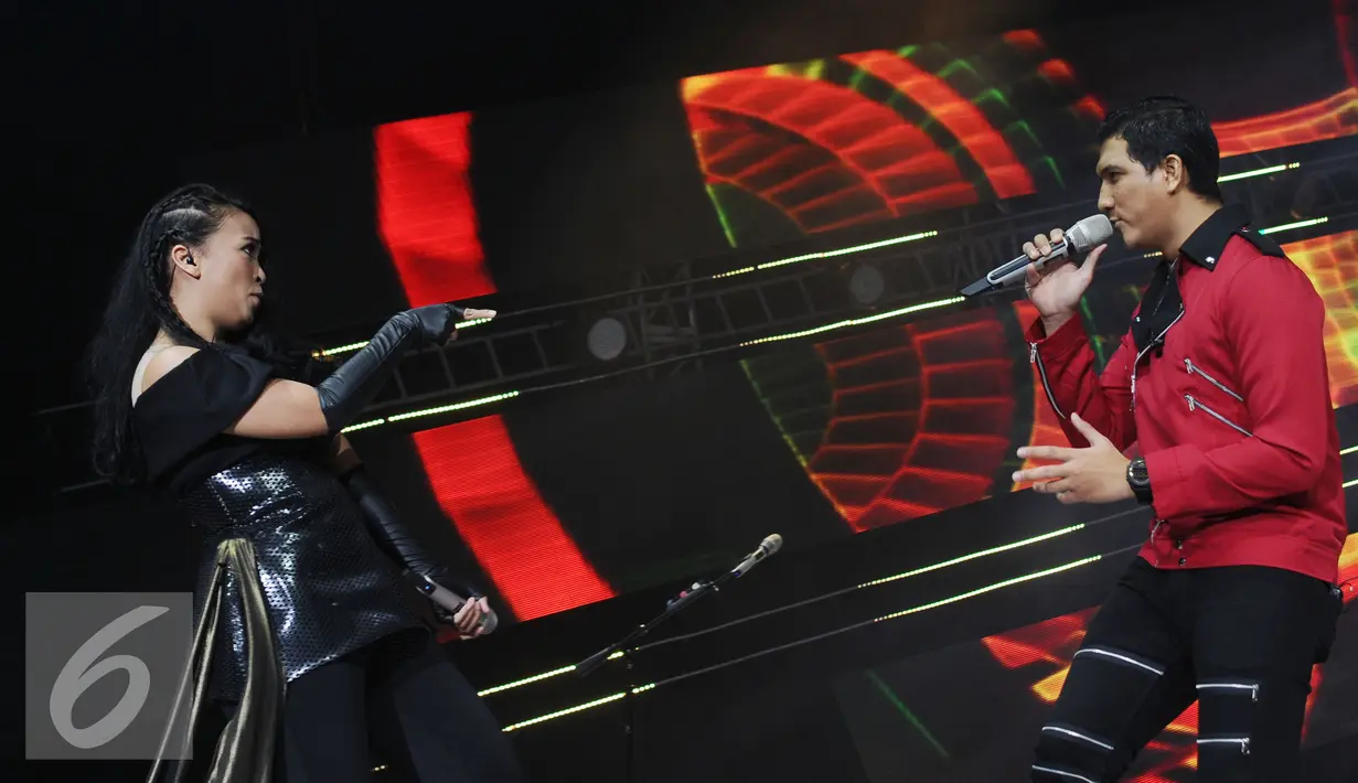 Vokalis band Kotak Tantri berduet dengan suaminya, Arda Naff di The Biggest Concert Long Live Kotak x Anggun di Studio6 Emtek City, Jakarta, Rabu (23/11). Konser ini juga bagian perayaan 12 tahun Kotak berkarya. (Liputan6.com/Helmi Fithriansyah)