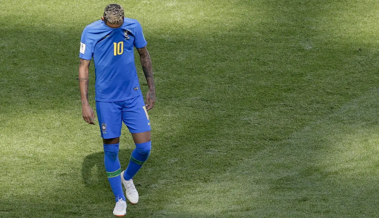 Striker Brasil, Neymar, menangis usai mengalahkan Kosta Rika pada laga grup E Piala Dunia di Stadion Krestovsky, St Petersburg, Jumat (22/6/2018). Pada laga ini Neymar berhasil mencetak gol perdana Piala Dunia 2018. (AP/Michael Sohn)
