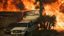 Kobaran api saat melalap sebuah rumah saat terjadi kebakaran di di Ventura, California, AS (5/12). Api juga melalap permukiman warga, menyebabkan ribuan orang terpaksa mengungsi. (AP Photo / Noah Berger)