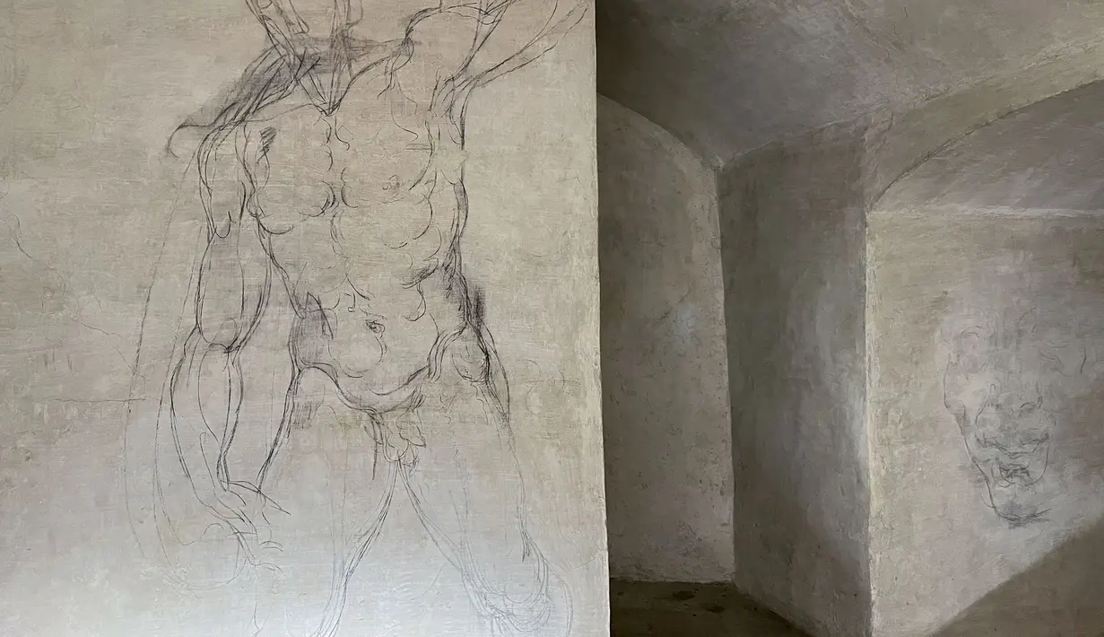 "Ruang rahasia" Michelangelo terletak di dalam Museum Kapel Medici dan berisi sketsa arang dari figur-figur manusia yang telah dikaitkan dengan sang seniman, yang dikatakan berlindung di sana pada tahun 1530. (AP Photo/Fareed Khan)