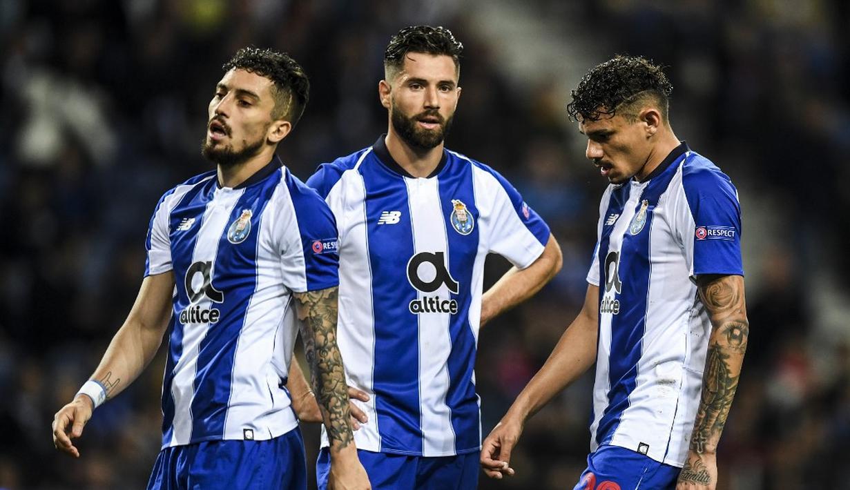 Ekspresi pemain Porto usai tunduk di kandang sendiri pada leg kedua babak perempat final Liga Champions yang berlangsung di Stadion do Dragao, Porto, Kamis (17/4). Liverpool menang 4-1 atas Porto. (AFP/Paul Ellis)
