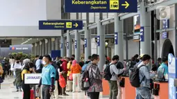 Calon penumpang KA Jarak jauh melakukan check in mandiri di Stasiun Pasar Senen, Jakarta, Jumat (28/1/2022). Jelang libur Tahun Baru Imlek, jumlah penumpang di Stasiun Pasar Senen mengalami kenaikan 8.598 orang dibanding Jumat (21/1) lalu sebanyak 7.402 orang. (Liputan6.com/Helmi Fithriansyah)