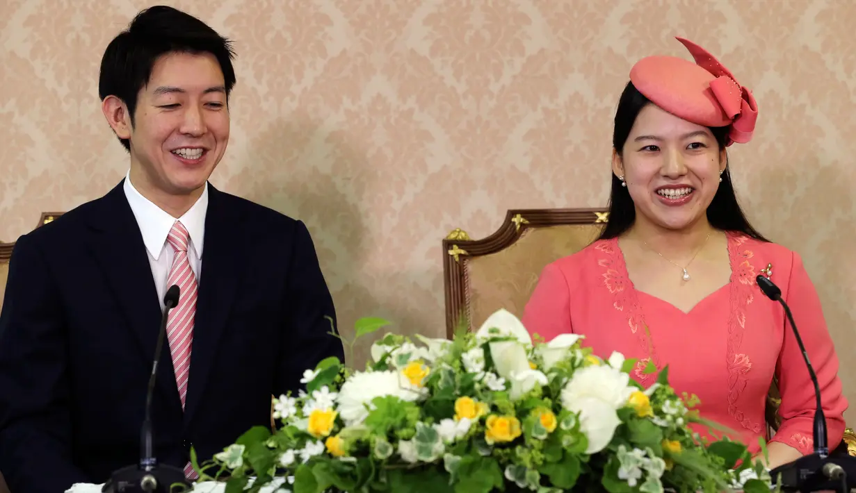 Putri Jepang Ayako bersama calon suaminya, Kei Moriya berbicara dalam konferensi pers pertunangan mereka di Tokyo, Senin (2/7). Putri Ayako akan meninggalkan gelar kebangsawanan karena menikahi rakyat biasa. (AP/Koji Sasahara, Pool)