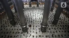 Umat muslim melaksanakan salat Jumat di Masjid Istiqlal, Jakarta, Jumat (20/8/2021). Masjid Istiqlal Jakarta kembali dibuka untuk kegiatan ibadah salat Jumat mulai hari ini. (Liputan6.com/Johan Tallo)