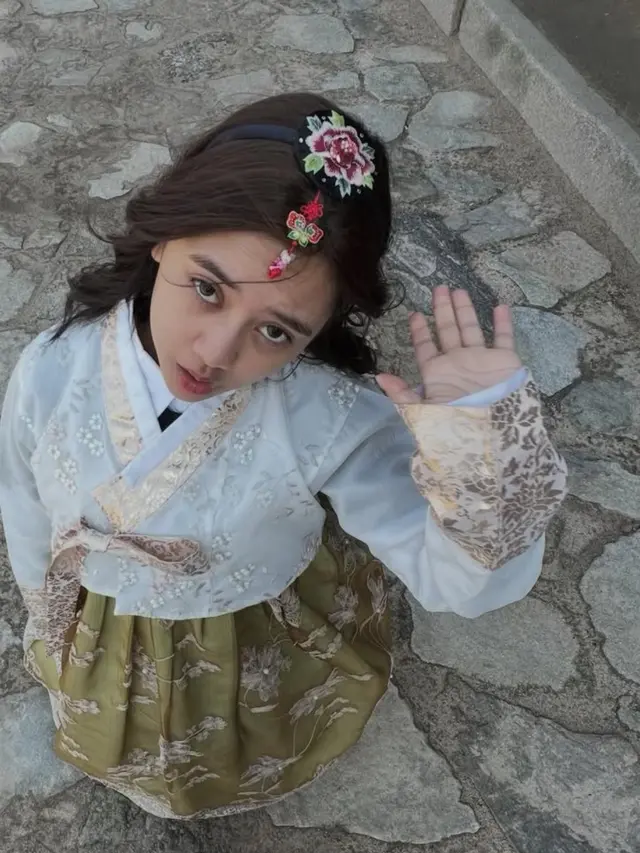 Ziva Magnolya liburan ke Korea Selatan pakai hanbok dipadukan aksesori. [@zivamagnolya]