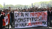 Ratusan massa aksi mahasiswa di Malang berunjukrasa menolak revisi UU Pilkada di depan DPRD Kota Malang pada Kamis, 22 Agustus 2024 (Liputan6.com/Zainul Arifin)