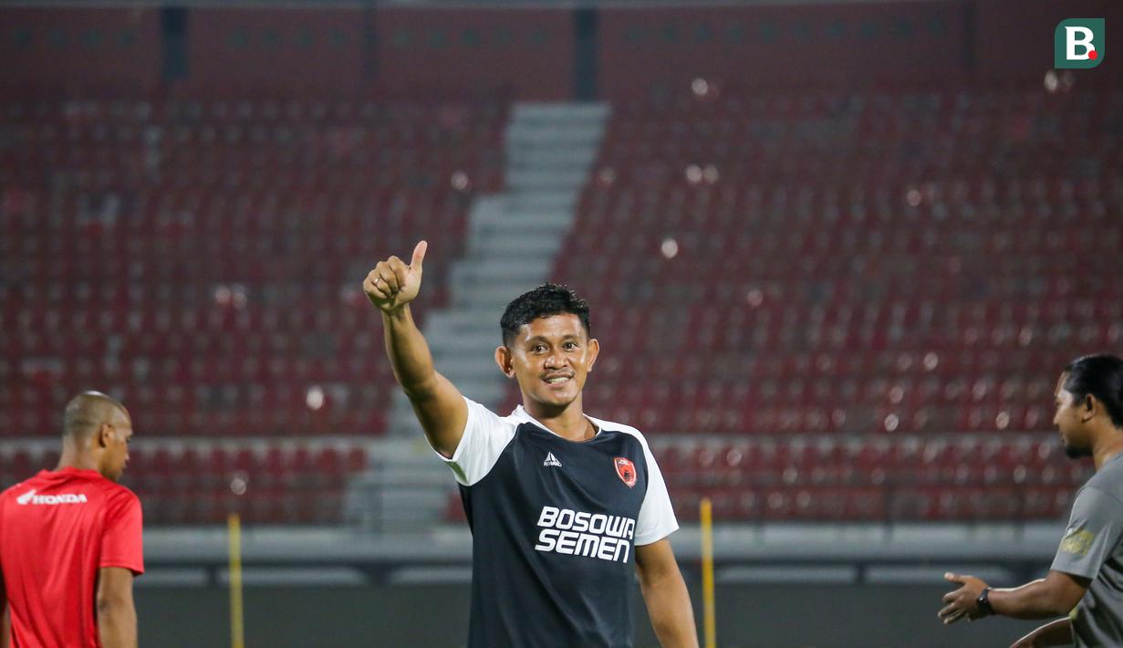 Pemain PSM Makassar, Rizky Pellu (tengah), saat menjalani sesi latihan di Stadion Kapten I Wayan Dipta, Senin (5/6/2023). Rizky Pellu akan berhadapan dengan mantan klubnya, Bali United di leg 1 Kualifikasi Playoff Liga Champions Asia 2023/2024 esok hari. (Bola.com/Alit Binawan)