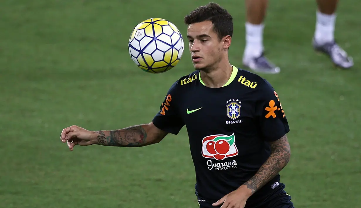 Philippe Coutinho mengontrol bola saat mengikuti sesi latihan sebelum melawan Bolivia pada kualifikasi Piala Dunia di Arena das Dunas Stadium, Natal, Brasil, (03/10/2016). (EPA/Macelo Sayao)