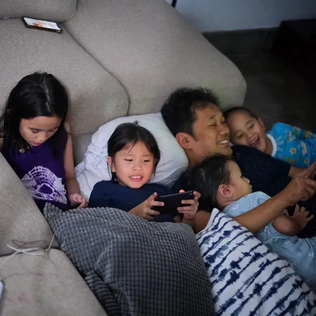 Hanung Bramantyo main gadget bareng anak. (Foto: Instagram @zaskiadyamecca)