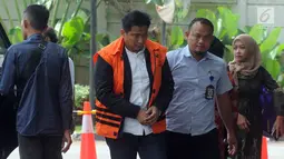Anggota DPR Fraksi Golkar Bowo Sidik Pangarso (tengah) menundukkan kepala saat tiba di Gedung KPK, Jakarta, Kamis (4/4). Bowo diperiksa sebagai tersangka terkait dugaan menerima suap kerja sama pengangkutan pupuk melalui kapal. (merdeka.com/Dwi Narwoko)