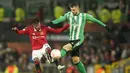 Gelandang Manchester United atau MU, Fred berebut bola dengan gelandang Real Betis, Guido Rodriguez pada leg pertama 16 besar Liga Eropa 2022/2023 di Old Trafford, Jumat dini hari WIB (10/3/2023). Berkat hasil ini, MU pun berpeluang besar untuk lolos ke babak perempat final. (AP Photo/Dave Thompson)