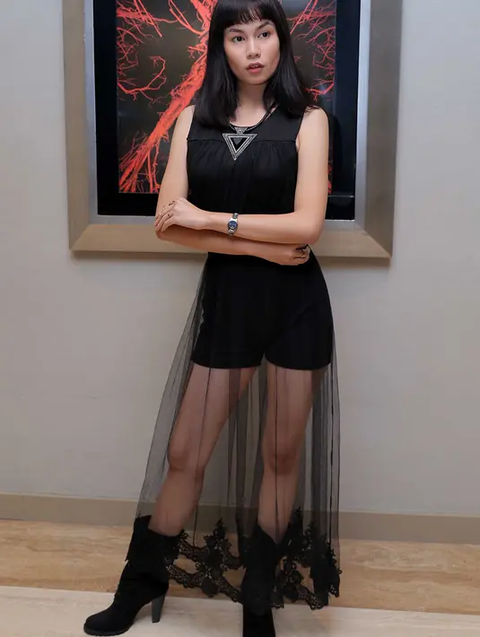 "Pertama lihat pas umur 13 tahun, itu ikut modeling di Jakarta. Aku melihat pocong lagi lompat muterin pohon. Ya aku diam saja dan langsung lari," kenang Regina Rengganis, di kawasan Tebet, Jaksel, beberapa waktu lalu. (Deki Prayoga/Bintang.com)