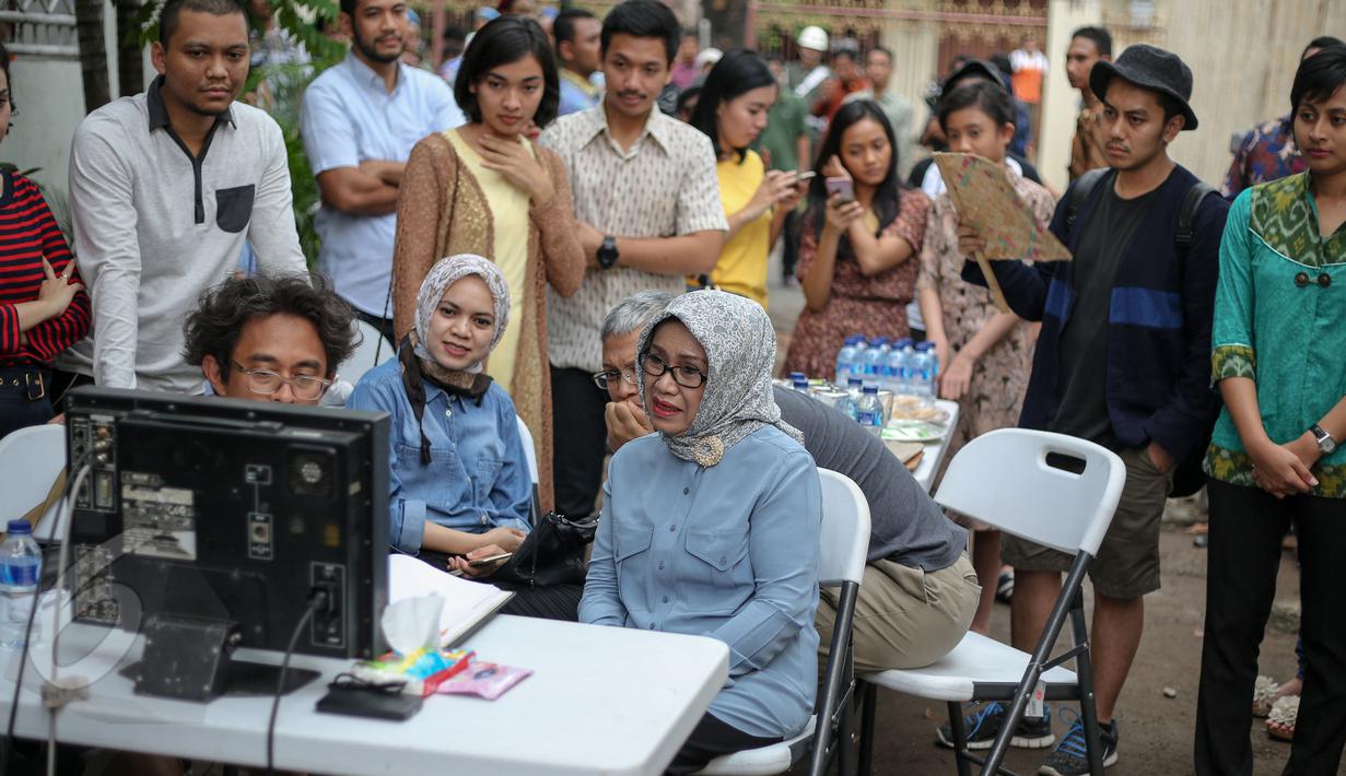 Mufidah Jusuf Kalla melihat lokasi syuting film 'Athirah' di Makassar, Minggu (7/6/2015). Riri Riza dan sejumlah pemain tampak menonton rekaman syuting dengan Mufidah Jusuf Kalla. (Liputan6.com/Faizal Fanani)
