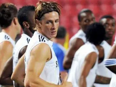 Striker Chelsea Fernando Torres berlatih bersama rekan-rekannya di Rajamangala Stadium, Bangkok, pada 23 Juli, dalam rangkaian tur Asia. FP PHOTO/PORNCHAI KITTIWONGSAKUL