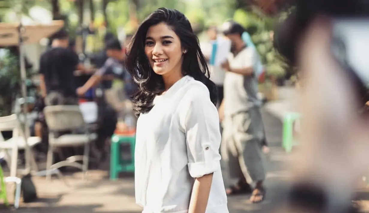 Naysilla Mirdad sendiri memang dikenal kerap tampil sederhana dan natural. Meski begitu, tak sedikit netizen yang memuji gaya penampilan dari wanita kelahiran 23 Mei 1988 ini. (Liputan6.com/IG/@naymirdad)