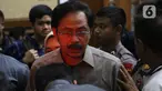 Mantan Gubernur Kepulauan Riau, Nurdin Basirun usai menjalani sidang pembacaan dakwaan di Pengadilan Tipikor Jakarta, Rabu (4/12/2019). Nurdin Basirun didakwa menerima gratifikasi Rp4,22 miliar dari berbagai pihak selama masa jabatannya dalam kurun waktu 2016-2019. (Liputan6.com/Helmi Fithriansyah)