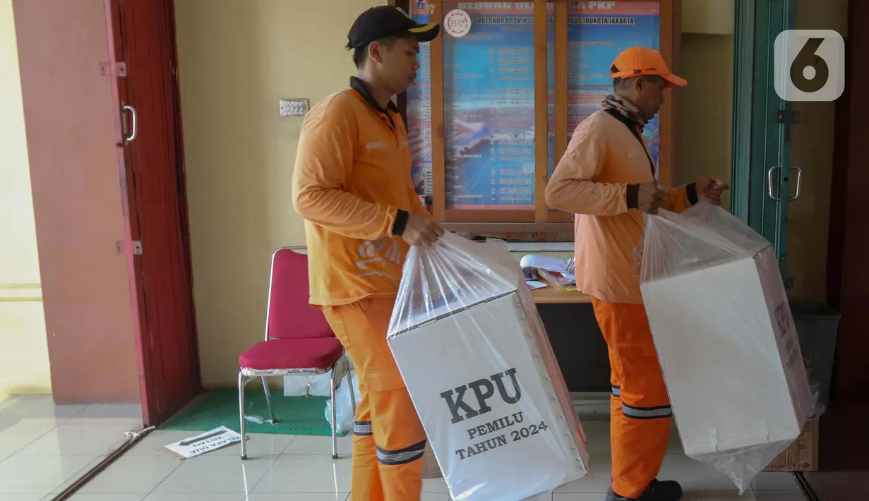 Pengembalian logistik pemilu ini mulai ramai dikembalikan menuju gudang penampungan KPU. (Liputan6.com/Herman Zakharia)