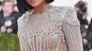 Dengan tatanan rambut sederhana, Kylie nampak anggun menggunakan gaun bernuansa futuristik. (AFP/Bintang.com)