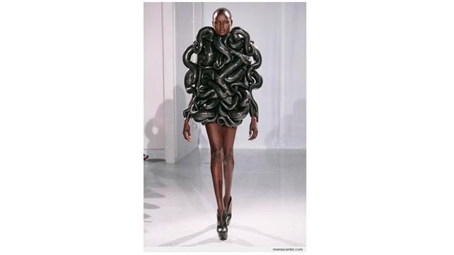 Gaya fashion nyeleneh (Sumber: Ground Zero)