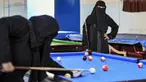 Seorang wanita melihat lawannya membidik bola saat mengikuti kejuaraan biliar lokal di sebuah gedung olahraga di ibu kota  Sanaa, Yaman  (16/12/2019).  (AFP/Mohammed Huwais)