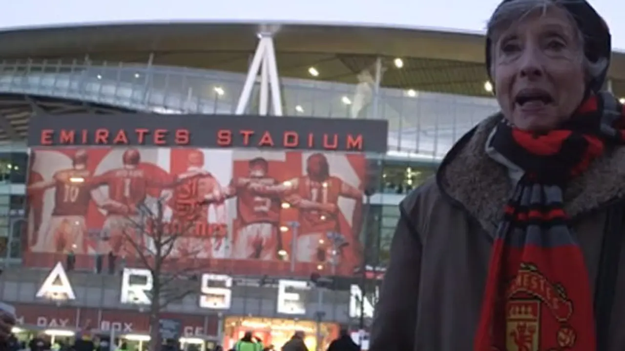 Nenek Misterius Fans MU Sindir Paceklik Gelar Arsenal
