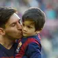 Pemain Barcelona, Lionel Messi, mencium putranya Thiago Messi jelang melawan Real Sociedad dalam lanjutan La Liga Spanyol di Stadion Camp Nou, Barcelona, (28/11/2015). (AFP Photo/Lluis Gene)