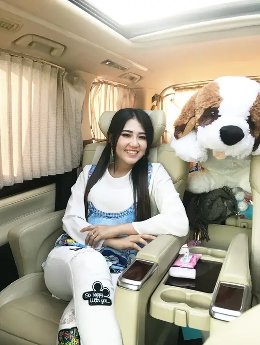 Rambut  panjangnya yang lurus kali ini dikuncir dua rendah. Bagian poni yang dibuat belah pinggir dan anting kekinian Via Vallen membuat dirinya seperti girl band Korea. Apalagi ia memakai baju model seperti ini. (Instagram/viavallen)