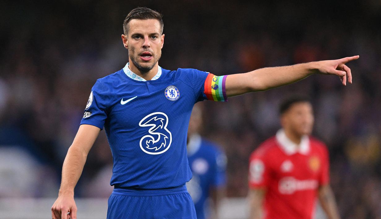 Cesar Azpilicueta. Bek kanan Spanyol berusia 33 tahun yang sejak awal musim 2012/2013 membela Chelsea ini menjadi bek aktif dengan jumlah assist terbanyak ketiga di Liga Inggris hingga saat ini. Ia total mengoleksi 41 assist hanya bersama Chelsea, satu-satunya klub yang dibelanya di Liga Inggris. (AFP/Glyn Kirk)