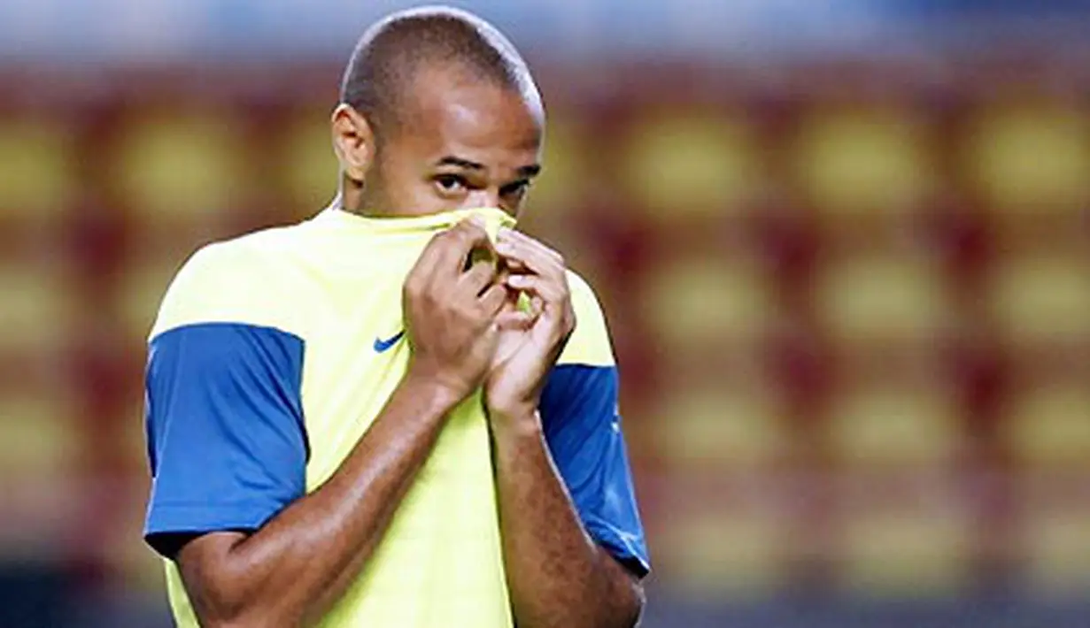 Thierry Henry ketika berlatih bersama di klubnya, Barcelona, jelang Piala Super Eropa, 27 Agustus 2009. AFP PHOTO/VALERY HACHE