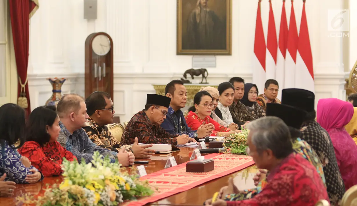 Asosiasi pengusaha mikro, kecil dan menengah saat bertemu Presiden Joko Widodo di Istana Merdeka, Jakarta, Selasa (18/6/2019). Berbagai peluang yang ada harus digunakan sebaik-baiknya, baik di usaha jasa, perdagangan, industri kecil, maupun industri menengah. (Liputan6.com/Angga Yuniar)