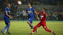 Pemain belakang Primavera Baretti, Charis Yulianto (kanan) menahan laju gelandang Calcio Legend Nicola Amoruso saat laga persahabatan di Stadion GBK Jakarta, Sabtu (21/5/2016). Primavera Baretti kalah telak 4-0. (Liputan6.com/Helmi Fithriansyah)