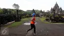 Seorang peserta mengikuti Mandiri Jogja Marathon 2017 di kompleks Candi Prambanan, Sleman, Minggu (23/4). Marathon jarak 42 km yang diikuti sekitar 5.800 peserta ini dilepas oleh Gubernur DIY Sri Sultan Hamengkubuwono X. (Liputan6.com/Johan Tallo)