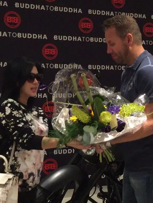 Sambutan hangat dari pihak Buddha to Buddha setibanya Syahrini di Amsterdam. (via Instagram)