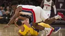 Pebasket Los Angeles Lakers, Larry Nance Jr, berebut bola dengan pebasket Detroit Pistons, Stanley Johnson, pada laga NBA di Staples Center, California, Selasa (31/10/2017). Lakers menang 113-93 atas Pistons. (AP/Kyusung Gong)