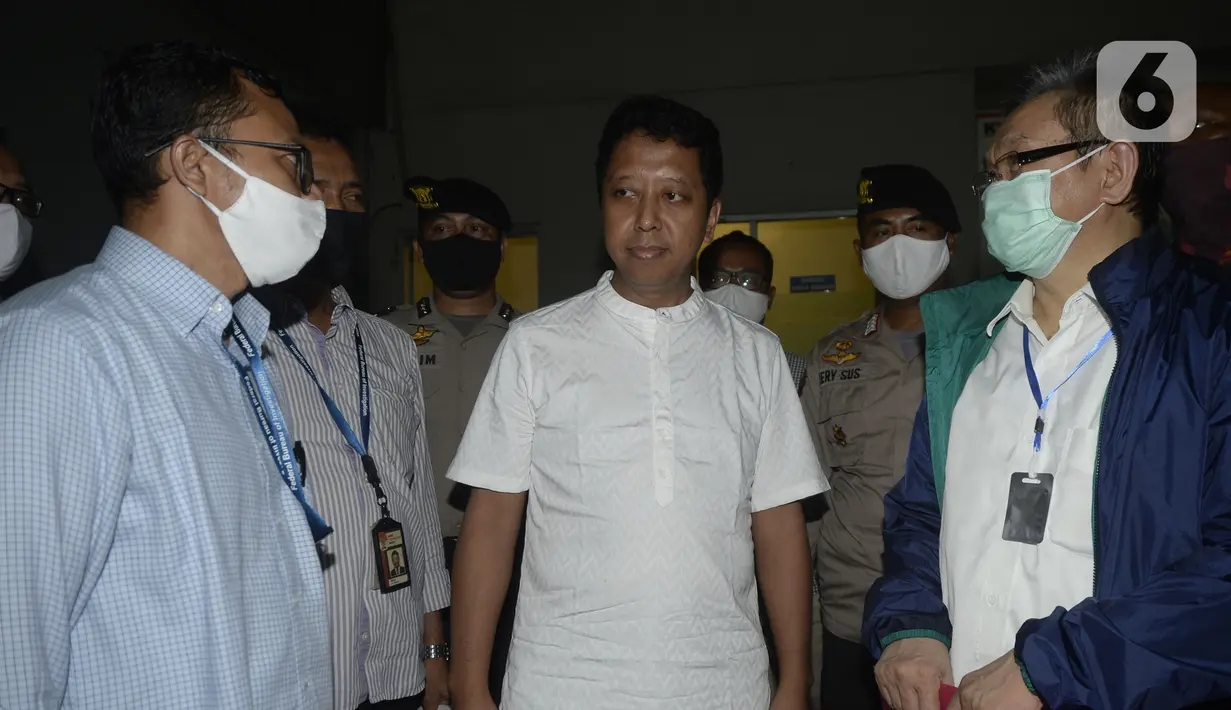 Mantan Ketua Umum PPP Muhammad Romahurmuziy atau Romy keluar dari Rumah Tahanan KPK di Jakarta, Rabu (29/4/2020). Romy bebas sesuai dengan vonis Pengadilan Tinggi DKI Jakarta yang menjatuhkan hukuman 1 tahun penjara, sementara KPK masih melakukan kasasi di Mahkamah Agung. (merdeka.com/Dwi Narwoko)