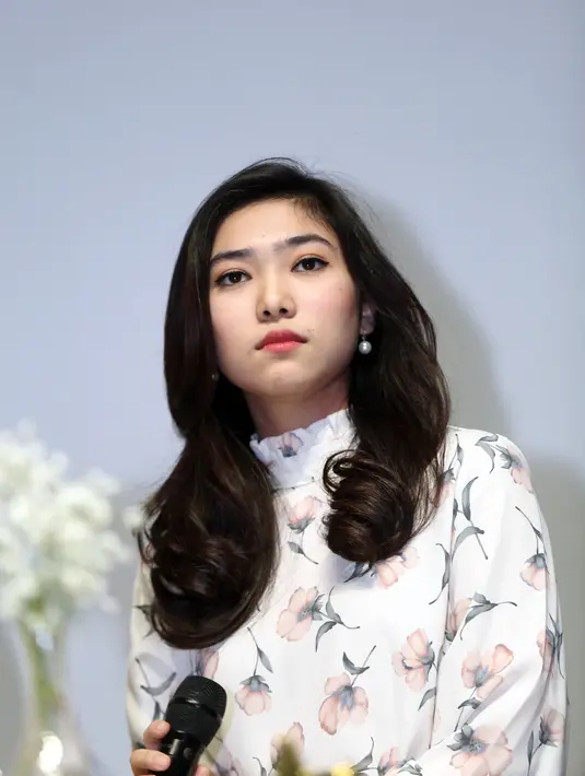 "Aku dari kecil tidak pernah berubah, bermimpi menjadi maestro. Saat kelas 1 SD, aku ditanya mau jadi maestro. Jaman itu aku belum bisa jelasin kan, cuman jelasin itu kondaktor orchestra,” tutur Isyana. (Nurwahyunan/Bintang.com)