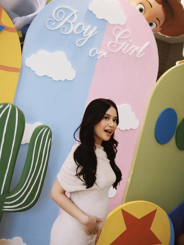 OOTD Hanggini Saat Gender Reveal Bertema Toy Story. [@hanggini]