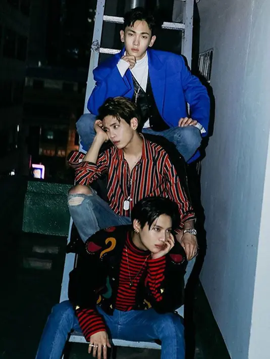 “Sudah lama kami (SHINee) tidak comeback, dan terima kasih atas penghargaan besar ini yang kalian (penggemar) berikan. Juga untuk keluarga SM, dan rekan-rekan staff karena sudah mempersiapkan album ini,” ucap Key dalam sambutannya. (Instagram/shine.1of1)