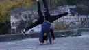 Sejumlah wanita muda Palestina berlatih parkour di Kota Betlehem, Tepi Barat (30/11/2020). (Xinhua/Mamoun Wazwaz)