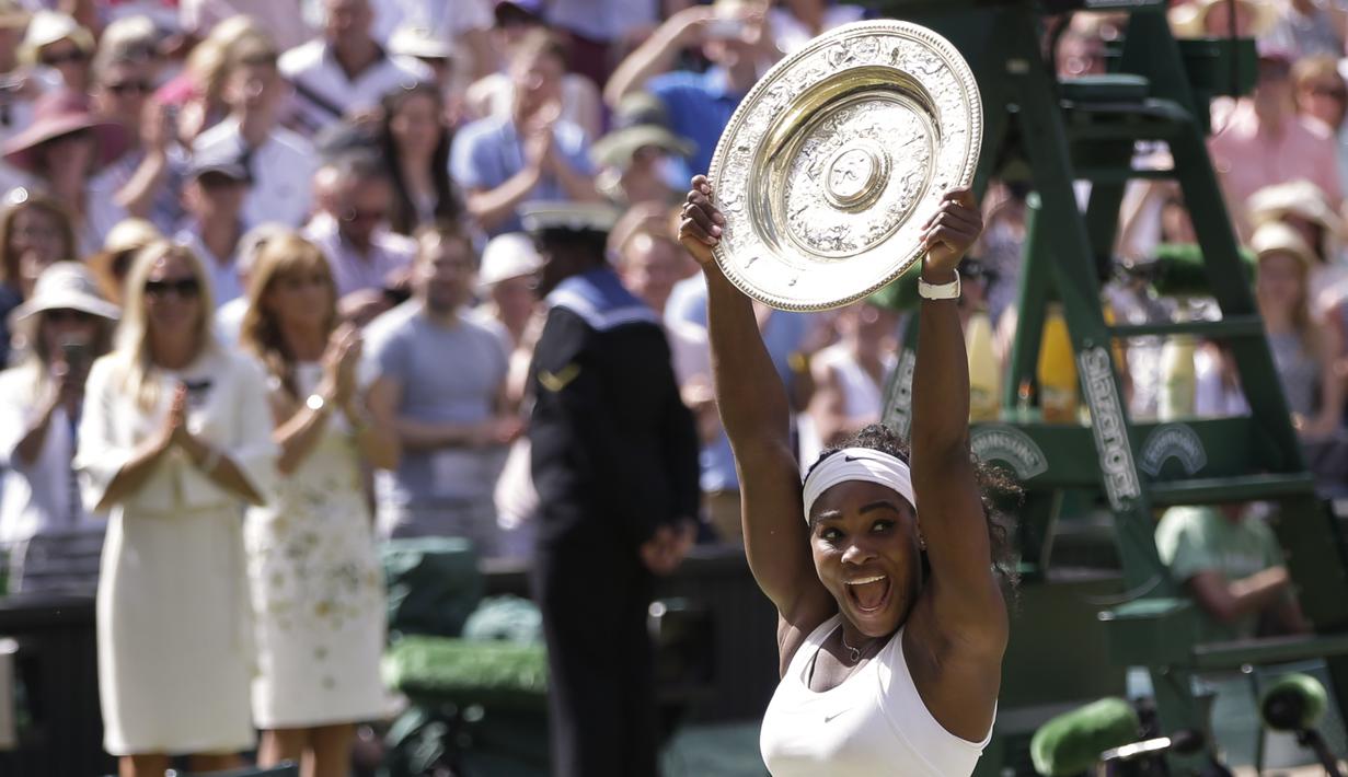 Serena Williams meraih kemenangan keenamnya di final turnamen Grand Slam Wimbledon 2015 setelah mengalahkan Garbine Muguruza, 6-4, 6-4, Sabtu (11/7/2015) malam WIB. (AP Photo/Pavel Golovkin)