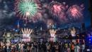 Penonton berkumpul di sepanjang tepi pantai Williamsburg untuk menyaksikan pertunjukan kembang api Macy dengan pemandangan cakrawala Manhattan pada perayaan Hari Kemerdekaan di Brooklyn, New York, Amerika Serikat, 4 Juli 2022. Kembang api meledak dari tongkang di East River. (AP Photo/Bebeto Matthews)
