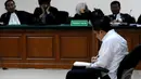 Anas terlihat asyik dengan catatannya saat menjalani sidang tuntutan di Pengadilan Tipikor, Jakarta, Kamis (11/9/2014) (Liputan6.com/Andrian M Tunay)