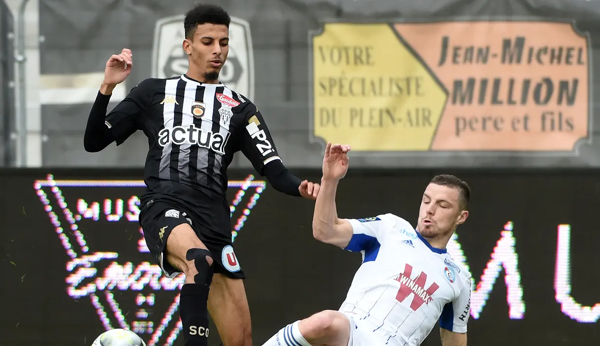 Azzedine Ounahi. Gelandang tengah Maroko berusia 22 tahun milik Angers SCO ini memang tak selalu tampil penuh dalam 7 laga Maroko pada Piala Dunia 2022. Namun perannya sangat berpengaruh dalam pencapaian Tim Singa Atlas merebut posisi ke-4 di akhir turnamen. Tiga tim besar Eropa pun tertarik untuk mendatangkannya pada bursa tarnsfer Januari mendatang seperti Barcelona, Napoli dan Inter Milan. (AFP/Jean-Francois Monier)
