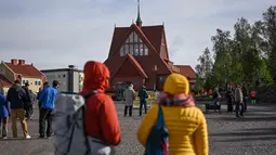 Sebuah gereja kayu bersejarah berusia 113 tahun dipindahkan—dalam kondisi utuh—sejauh lima kilometer ke pusat kota baru Kiruna, Swedia, pada 19 Agustus 2025. (Jonathan Nackstrand/AFP)