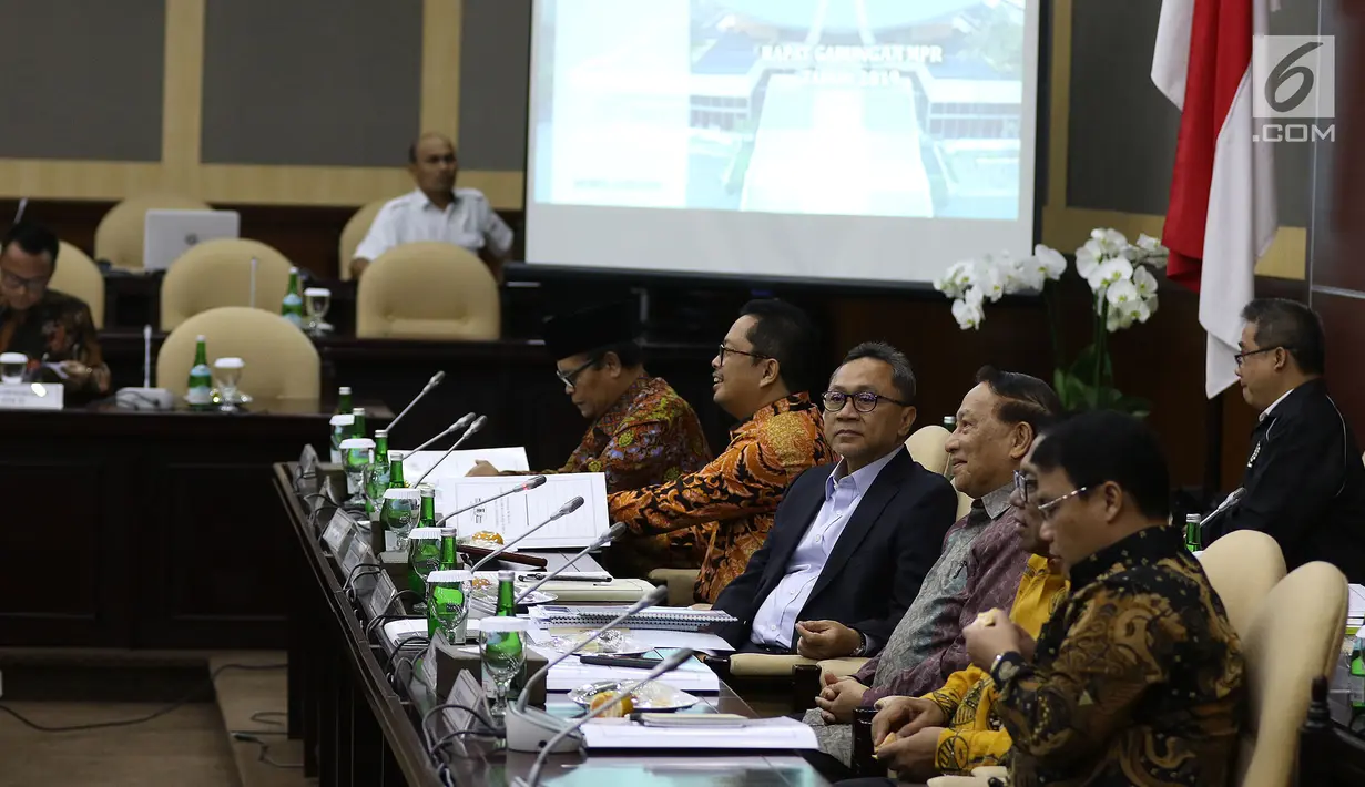 Ketua MPR Zulkifli Hasan menggelar rapat gabungan pimpinan MPR di Kompleks Parlemen, Senayan, Jakarta, Rabu (24/7/2019). Rapat tersebut membahas sidang Tahunan MPR pada 16 Agustus, Peringatan Konstitusi pada 18 Agustus dan Peringatan HUT ke-74 MPR pada 29 Agustus. (Liputan6.com/Johan Tallo)