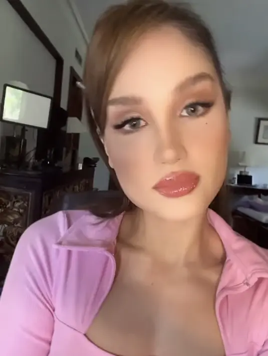 <p>Begitu pun ketika ia sedang merias wajah, dengan busana pinknya. Cinta mengenakan riasan wajah bak Barbie dengan lipstik full lips glossy dengan riasan mata yang kecokelatan. @claurakiehl</p>