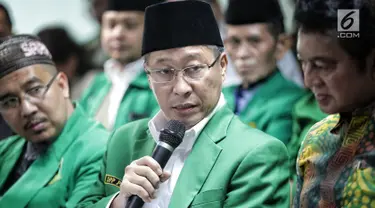 Ketua Umum PPP versi Muktamar Jakarta, Humphrey Djemat dalam jumpa pers di kantornya, Rabu (6/2). Humphrey mempertanyakan langkah PPP kubu Romahurmuziy yang melaporkannya karena dianggap menggunakan atribut partai tanpai izin. (Liputan6.com/Faizal Fanani)